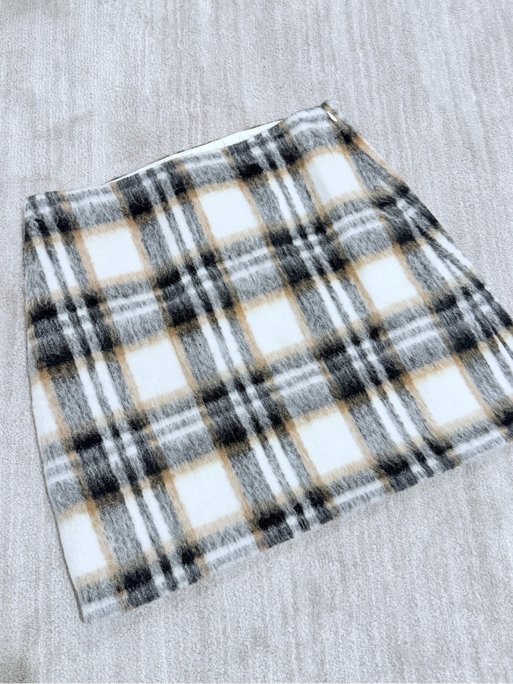 Plaid Mini Skirt in White, Black & Tan
Ann Taylor Loft